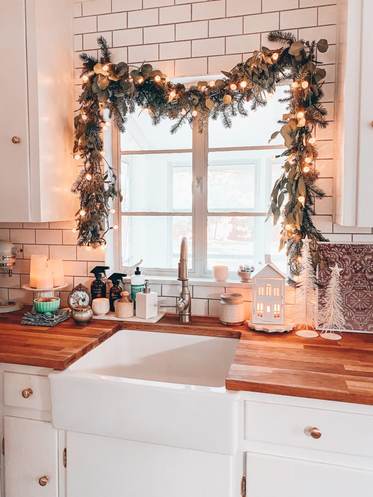 marcador Factura Mañana CHRISTMAS GARLAND, TREE AND OTHER HOLIDAY DÉCOR IN OUR KITCHEN - Blushing  Bungalow