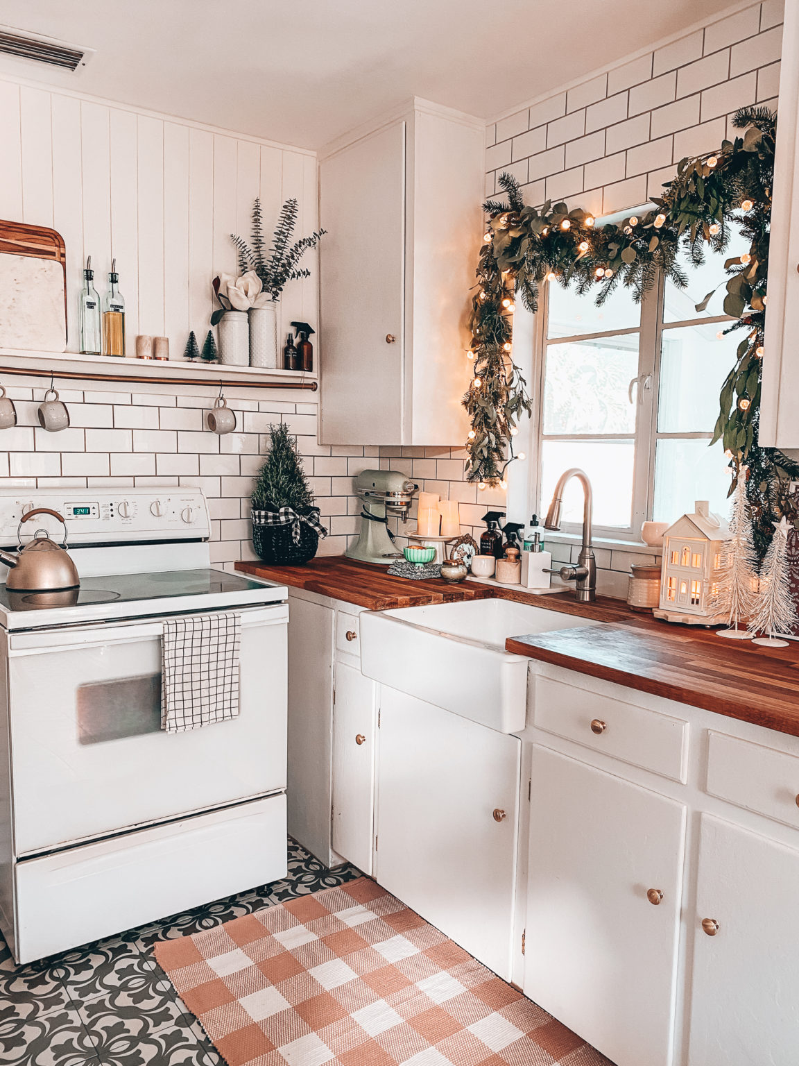 CHRISTMAS GARLAND, TREE AND OTHER HOLIDAY DÉCOR IN OUR KITCHEN ...