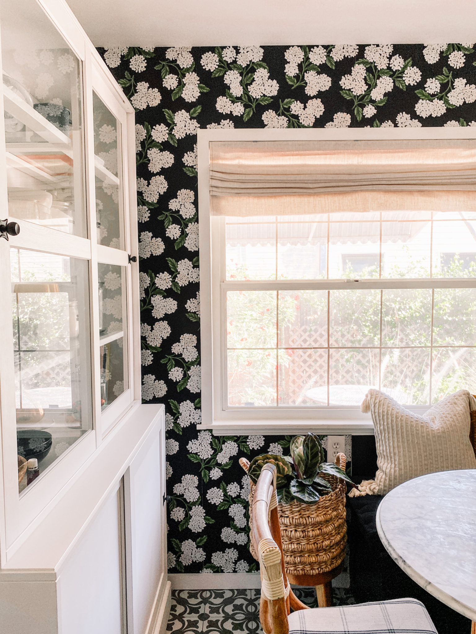 Best Wallpaper Tips - Kitchen Dining Nook with Floral Wallpaper