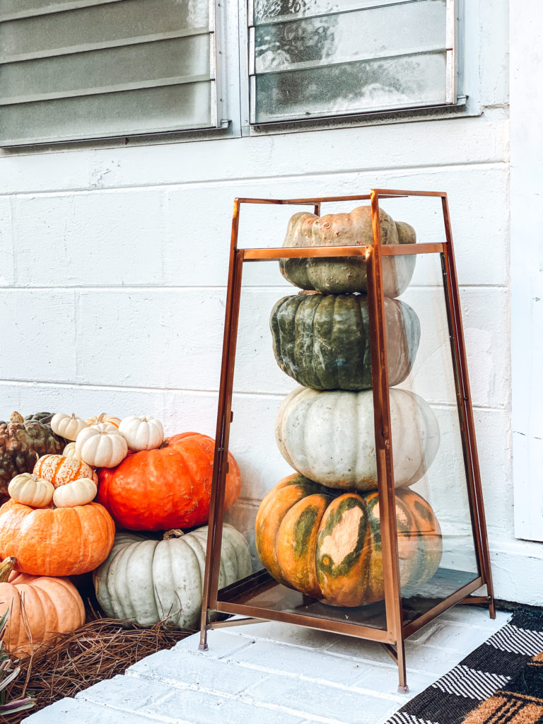 https://theblushingbungalow.com/wp-content/uploads/2021/10/fall-decor-outside-front-porch12-768x1024.jpg