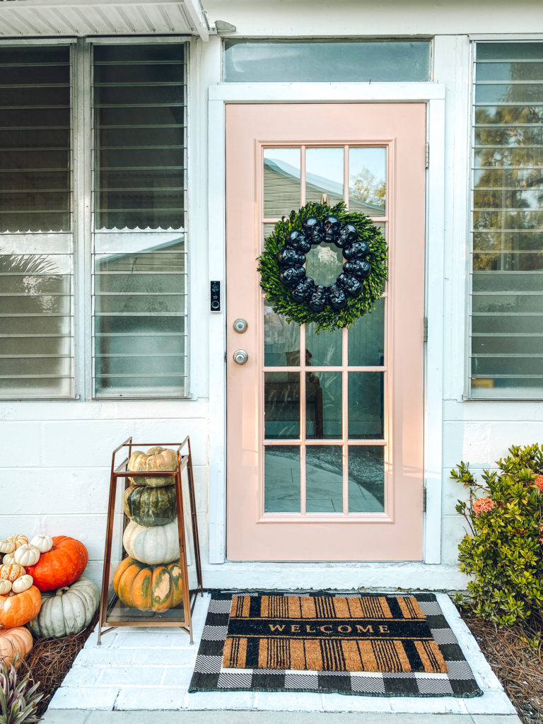 https://theblushingbungalow.com/wp-content/uploads/2021/10/fall-decor-outside-front-porch9-768x1024.jpg