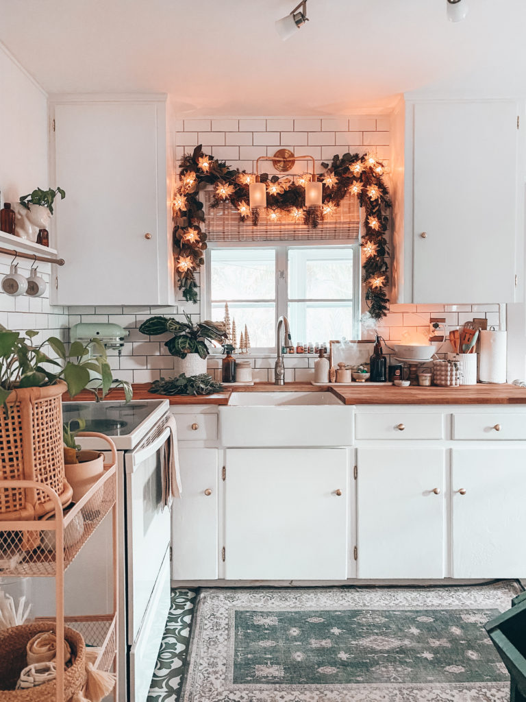 CHRISTMAS KITCHEN GARLAND, TREE AND OTHER HOLIDAY DÉCOR IN OUR HOME -  Blushing Bungalow