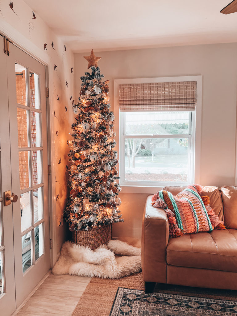 CHRISTMAS KITCHEN GARLAND, TREE AND OTHER HOLIDAY DÉCOR IN OUR HOME -  Blushing Bungalow