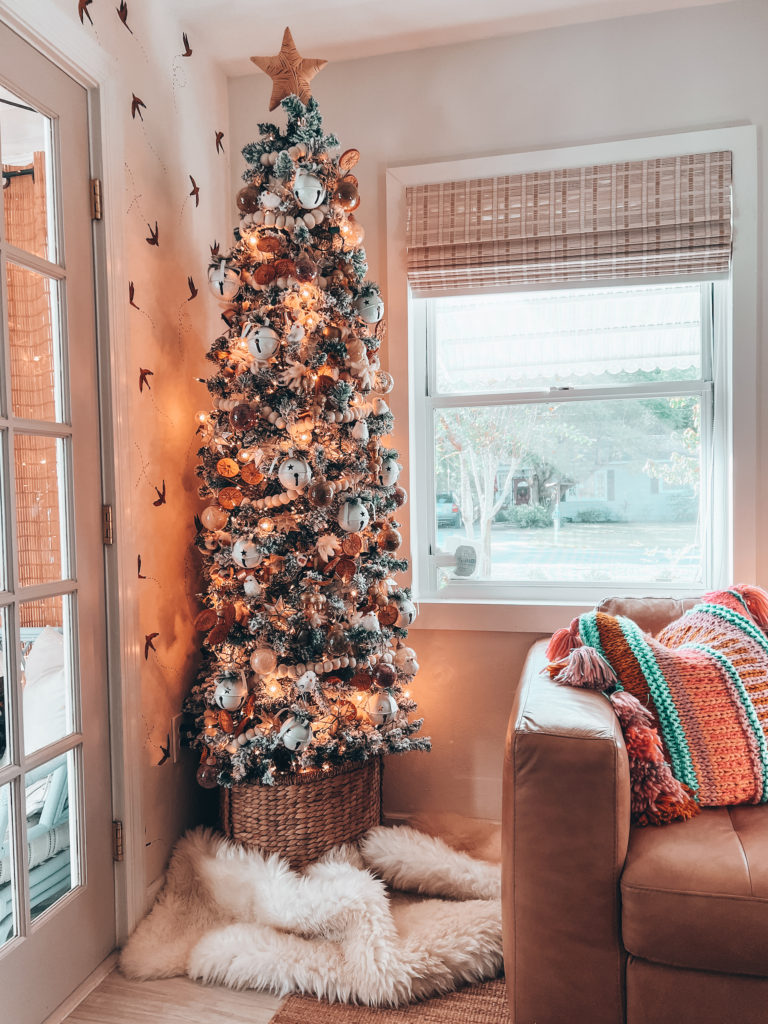 How to Decorate a Kitchen Christmas Tree